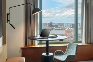 أغطية فراش متميزة وأسرّة بطبقة علوية مريحة وخزنة داخل الغرفة ومكتب