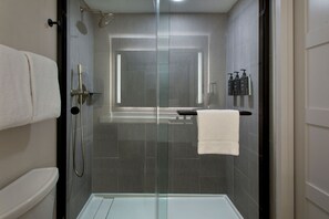 Shower, free toiletries, hair dryer, towels - Sheraton Boston, a Marriott Hotel (Boston)