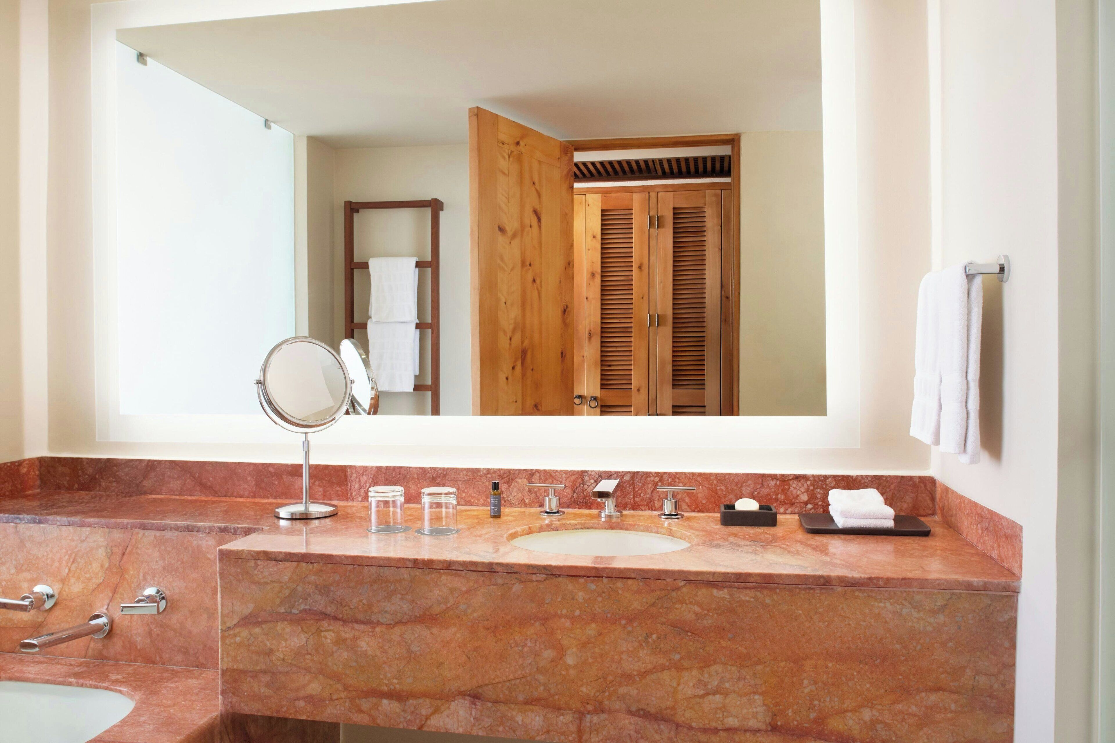 Separate bathtub and shower, spring water bathtub, free toiletries