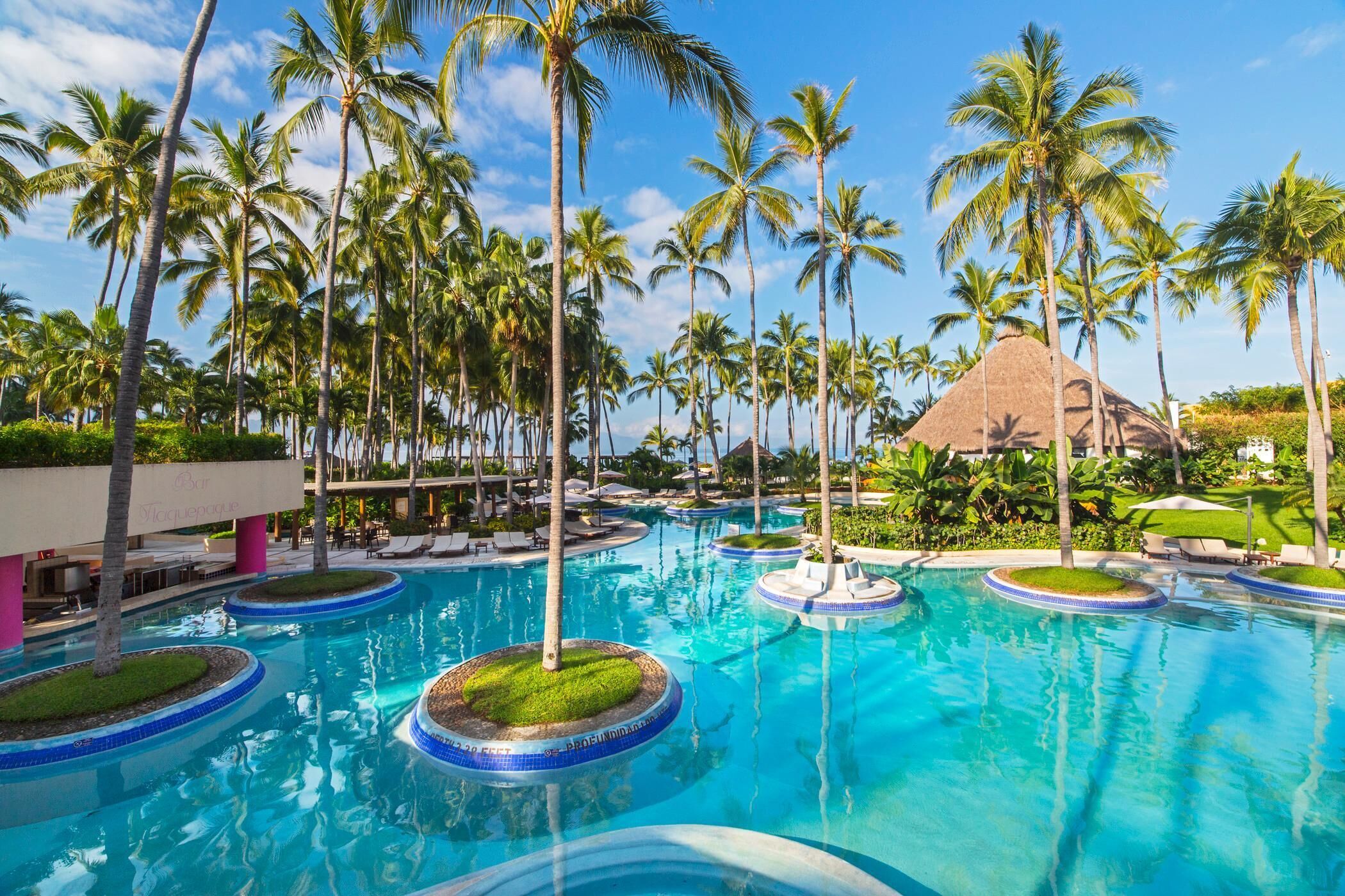 2 outdoor pools, pool umbrellas