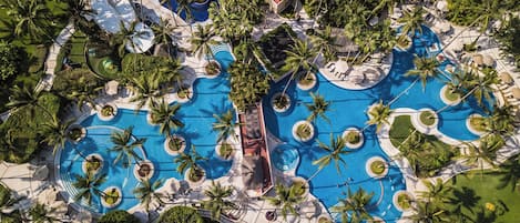 2 outdoor pools, pool umbrellas