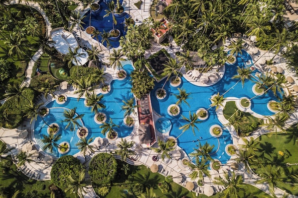 2 outdoor pools, pool umbrellas