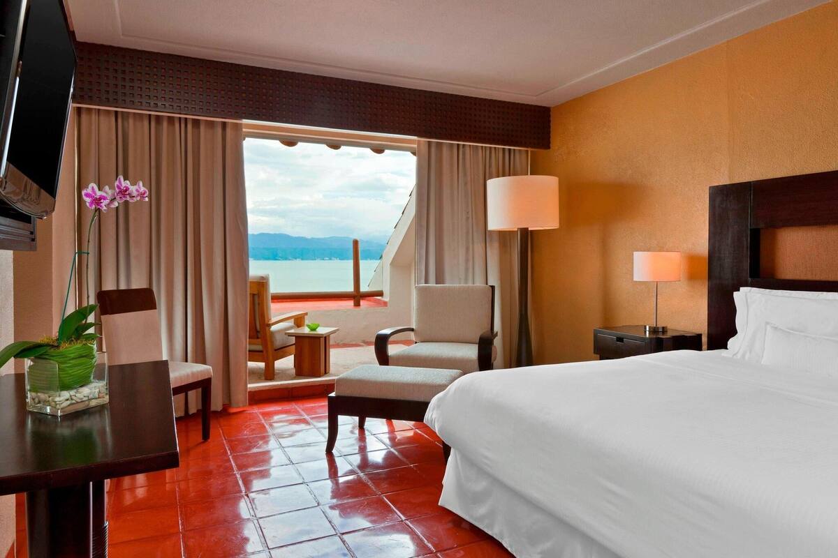 Minibar, in-room safe, desk, laptop workspace