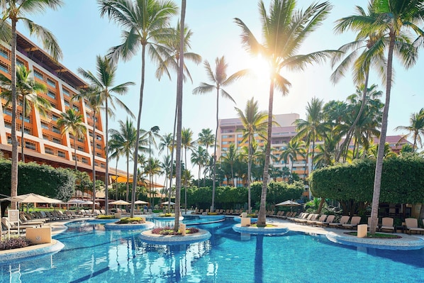 2 outdoor pools, pool umbrellas