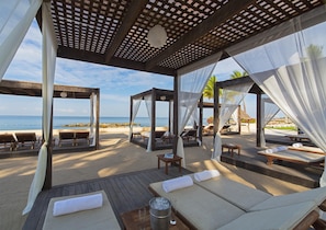 Private beach, beach cabanas, beach towels, beach massages - Westin Resort Puerto Vallarta (Puerto Vallarta)