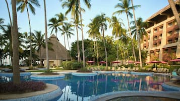 2 piscinas al aire libre, sombrillas