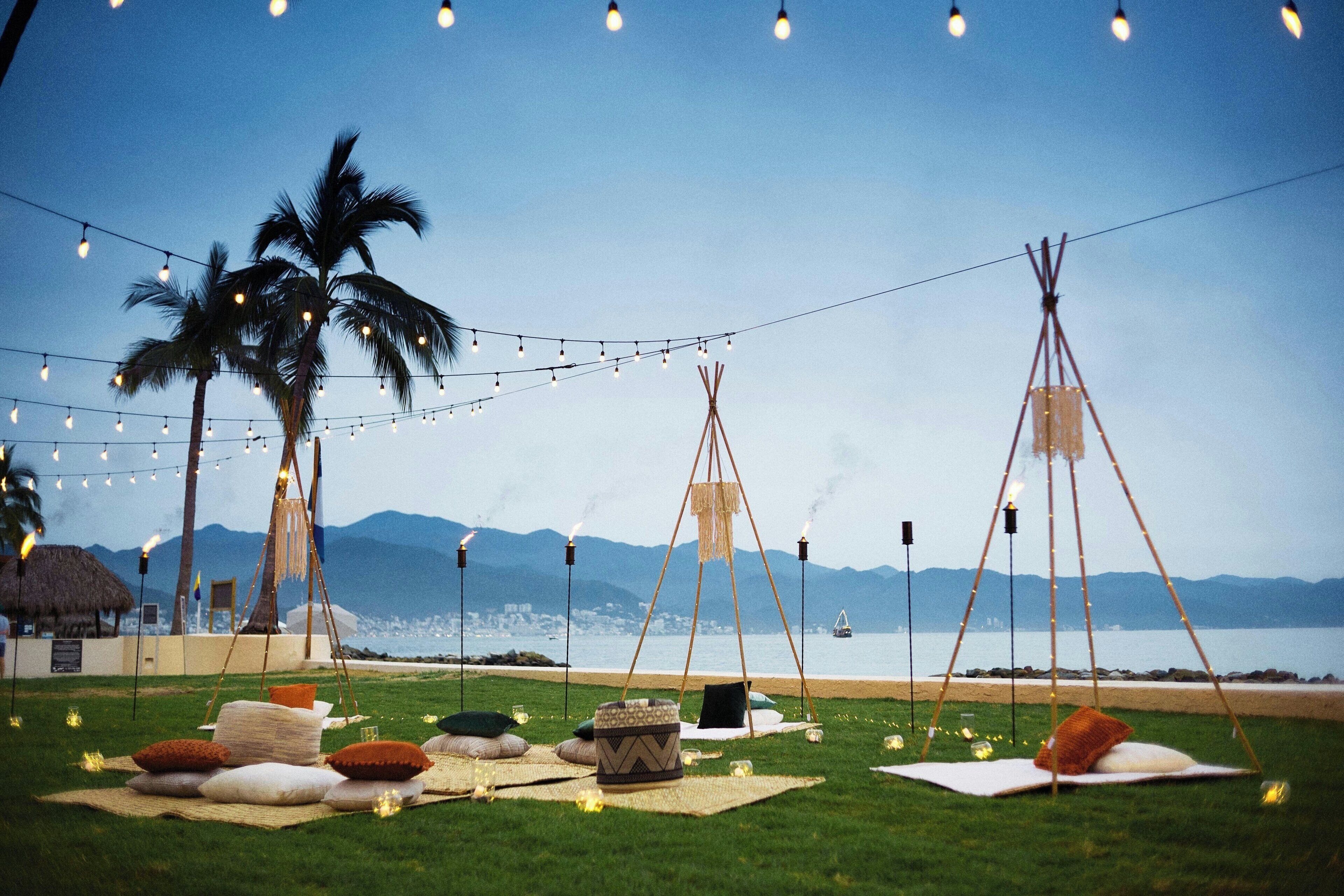 Playa privada, camas de playa (con cargo) y toallas de playa 