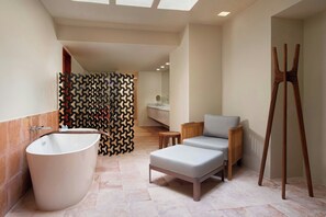 Separate tub and shower, spring water tub, free toiletries, hair dryer