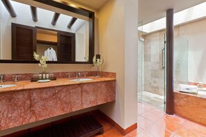 Minibar, caja de seguridad en la habitación y escritorio