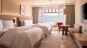 1 kamar tidur, minibar, brankas, dan meja kerja