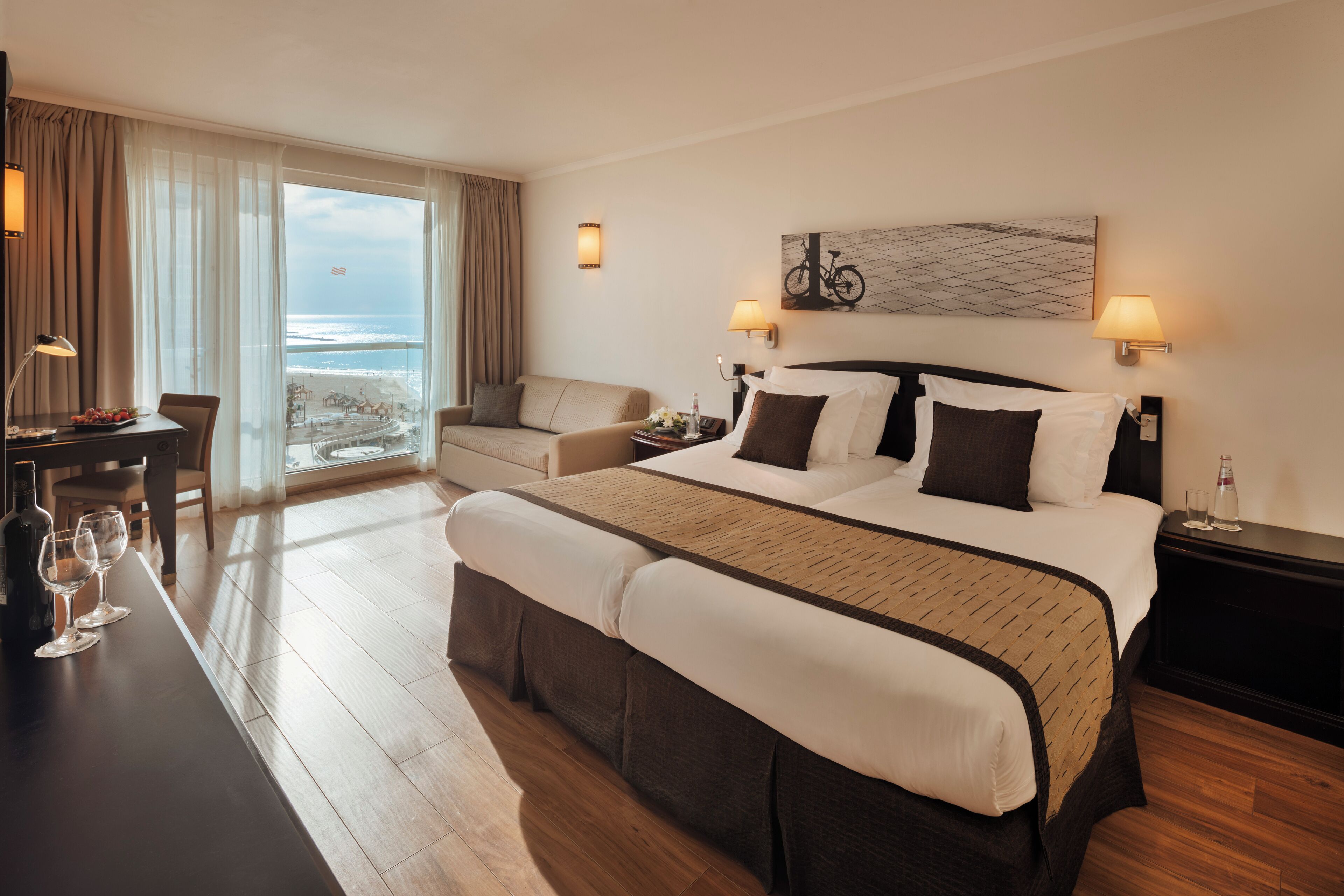 Deluxe Room | Minibar, in-room safe, soundproofing, iron/ironing board