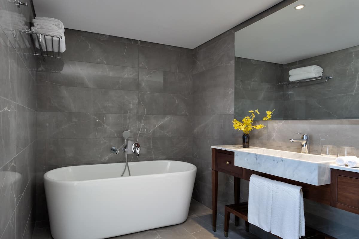 Junior Suite, 1 King Bed, Sea View | Bathroom | Free toiletries, hair dryer, bathrobes, towels