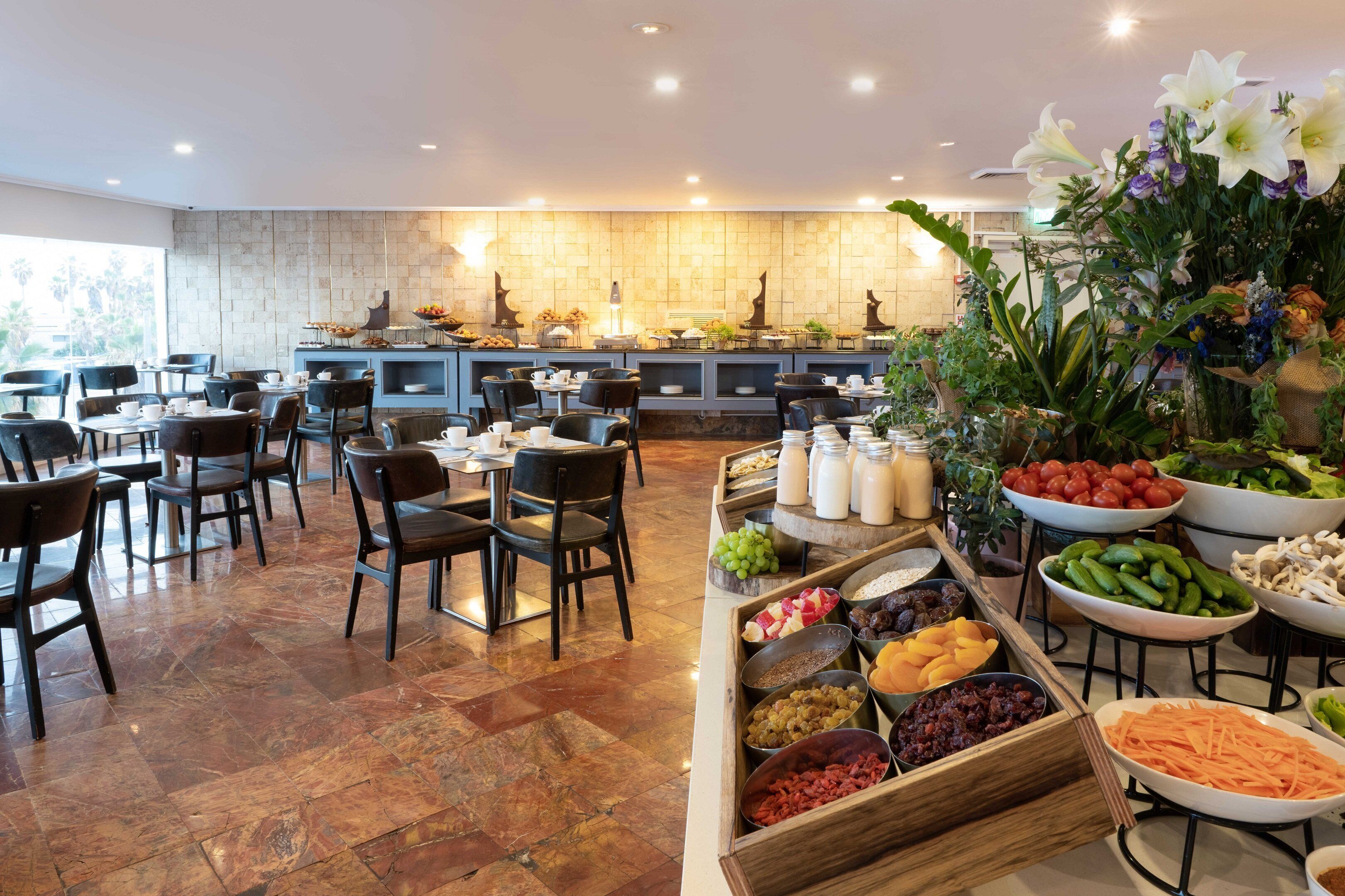 3 restaurants; breakfast, lunch, and dinner served