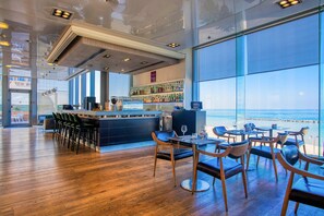 2 bars/lounges, poolside bar - Crowne Plaza Tel Aviv Beach by IHG (Tel Aviv)