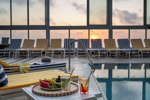 Outdoor pool - Crowne Plaza Tel Aviv Beach by IHG (Tel Aviv)