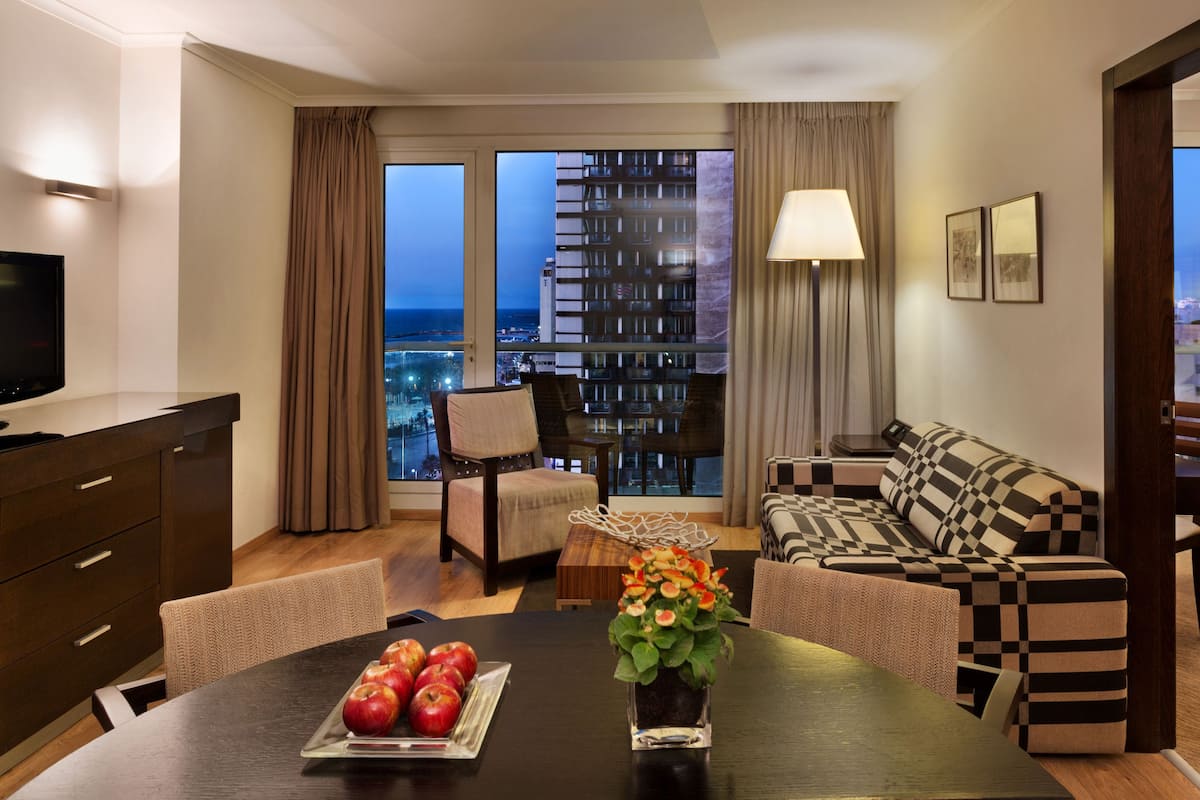 Junior Suite, 1 King Bed, Club lounge access (Lounge Access) | Minibar, in-room safe, soundproofing, iron/ironing board
