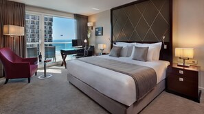 Minibar, in-room safe, soundproofing, iron/ironing board - Crowne Plaza Tel Aviv Beach by IHG (Tel Aviv)