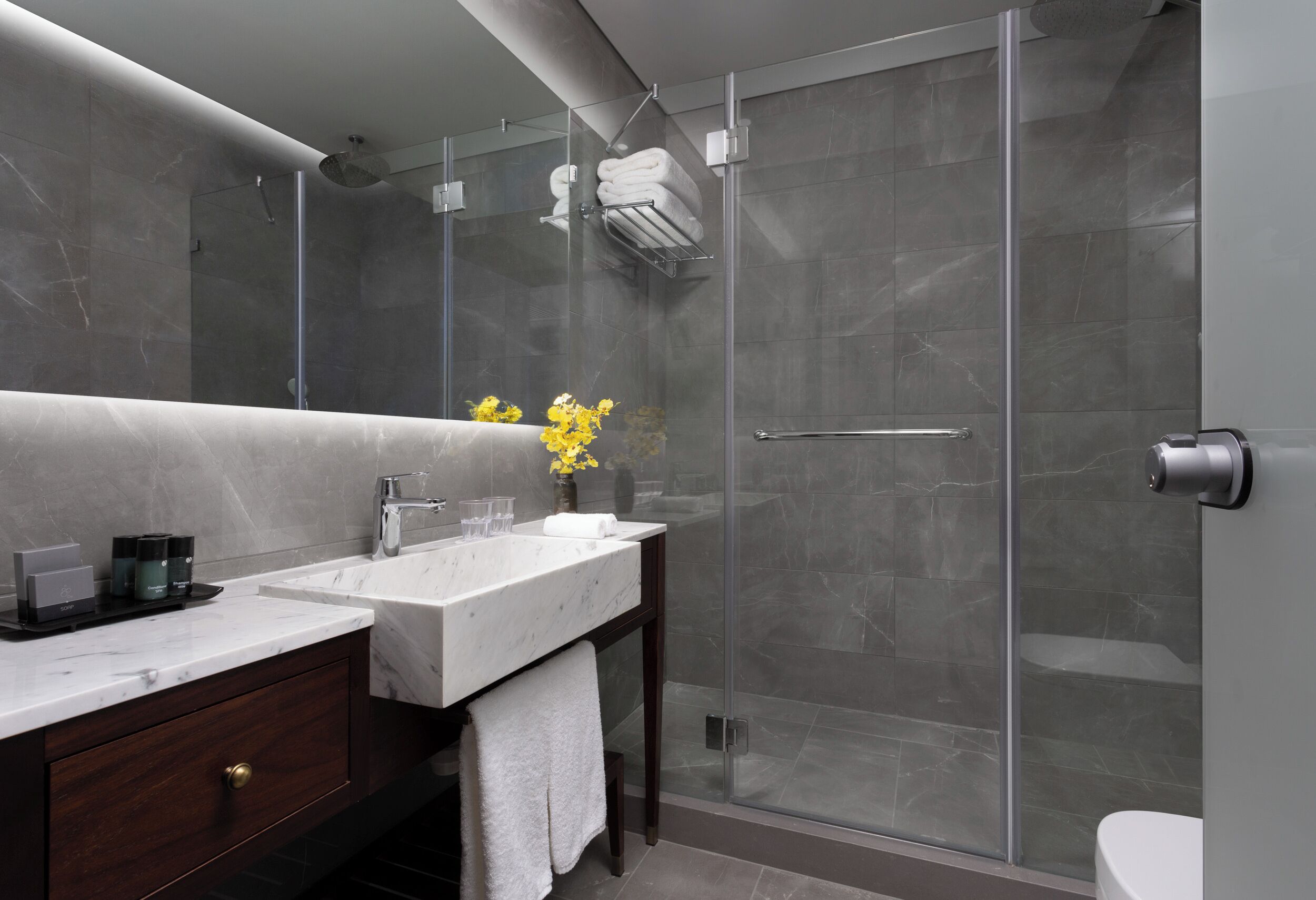 Standard Room, 2 Twin Beds, Club Lounge Access, Sea View (Lounge Access) | Bathroom | Free toiletries, hair dryer, bathrobes, towels