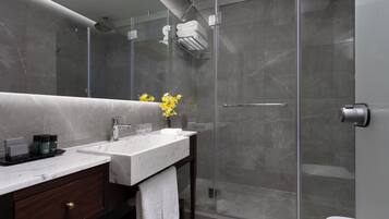 Standard Room, 2 Twin Beds, Club Lounge Access, Sea View (Lounge Access) | Bathroom | Free toiletries, hair dryer, bathrobes, towels