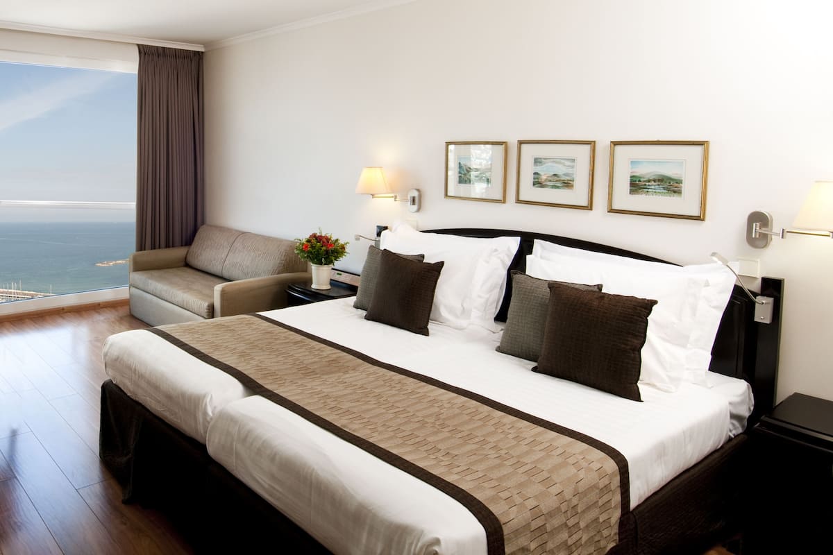 Standard Room | Minibar, in-room safe, soundproofing, iron/ironing board