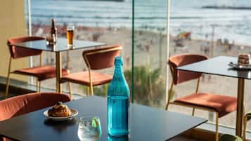3 restaurantes; se sirve desayuno, almuerzo y cena