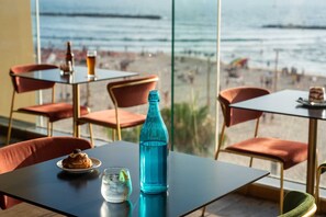 3 restaurants; breakfast, lunch and dinner served  - Crowne Plaza Tel Aviv Beach by IHG (Tel Aviv)