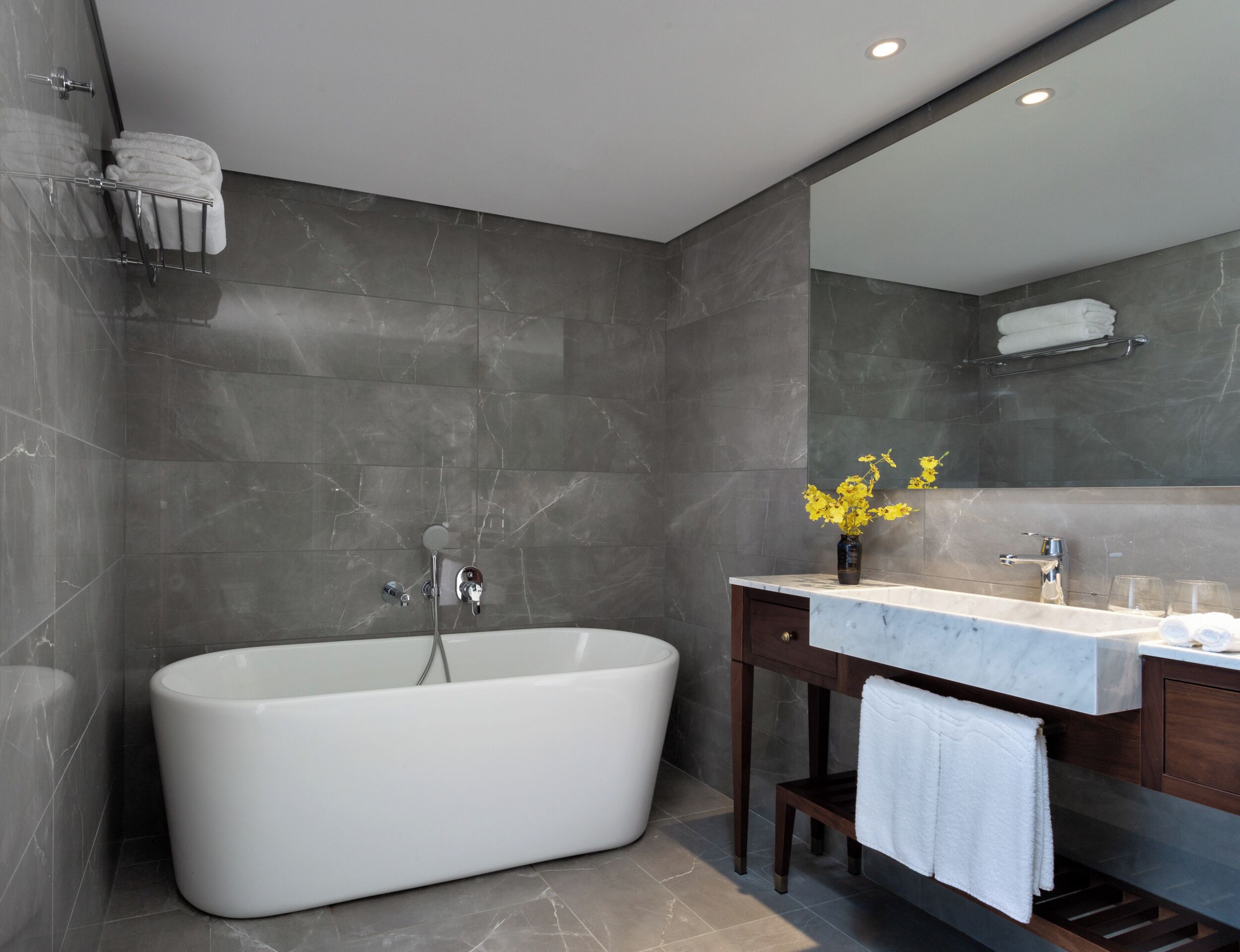 Artículos de tocador gratuitos, secador de pelo, batas, toallas