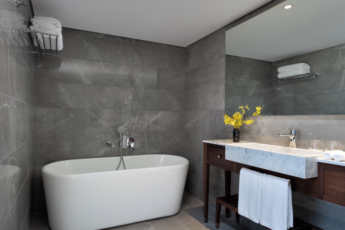 Artículos de tocador gratuitos, secador de pelo, batas, toallas