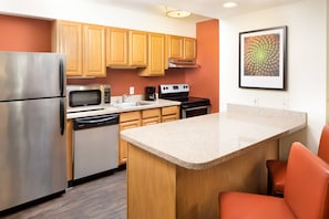 Full-size fridge, microwave, oven, coffee/tea maker