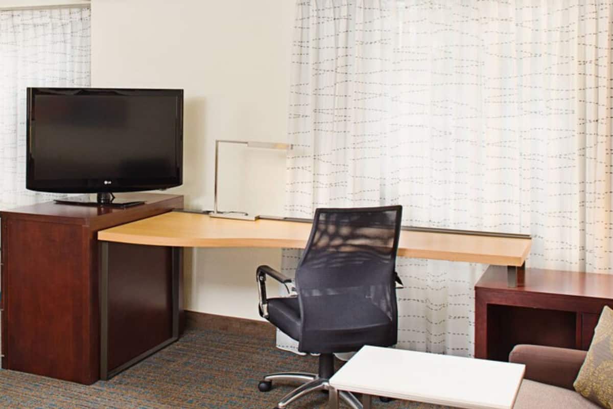 高級寝具、デスク、ノートパソコン用作業スペース、遮光カーテン