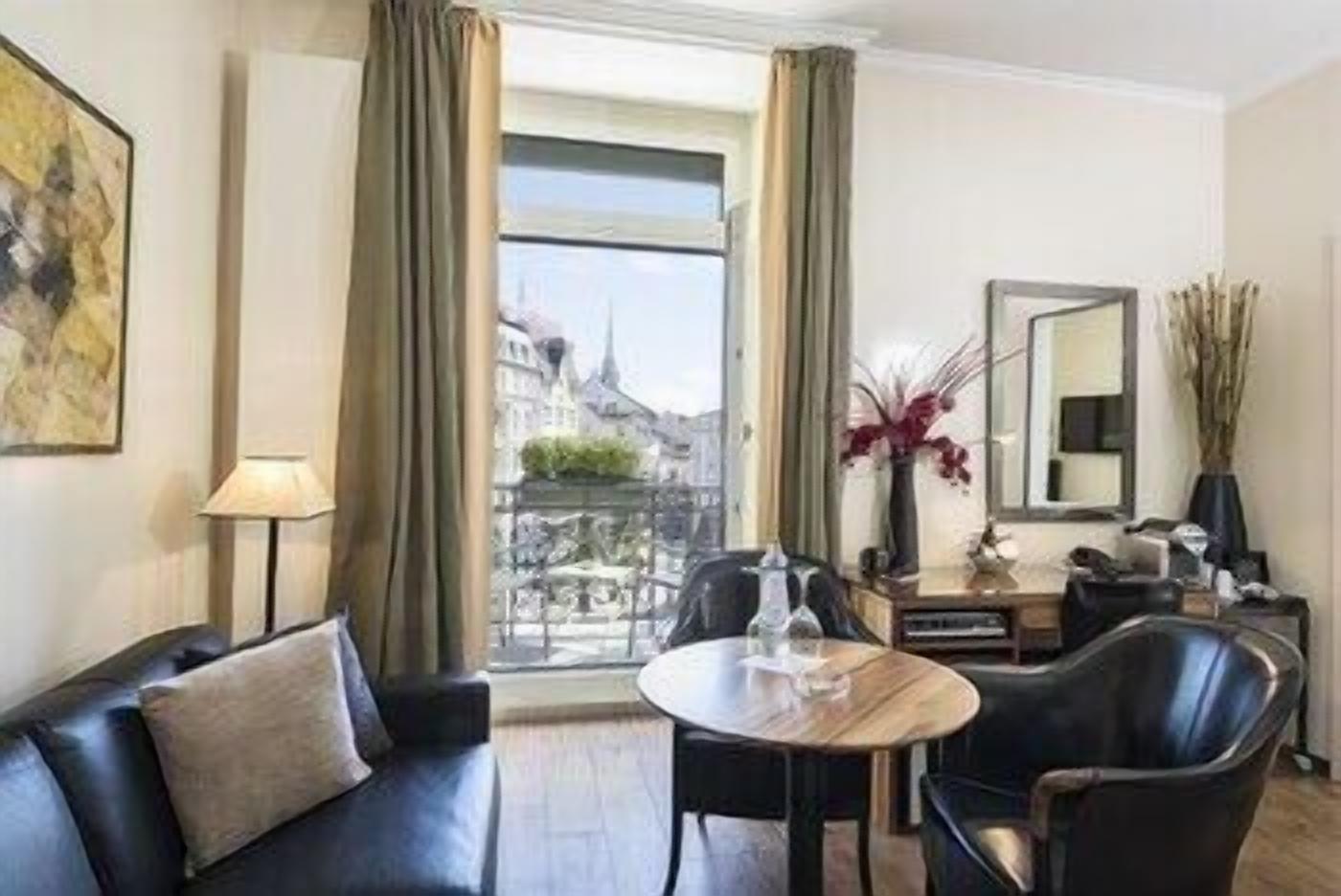 Oppholdsområde | En 48-tommers TV med Parabol-TV