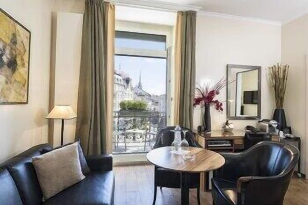 Living area | 48-inch TV with satellite channels