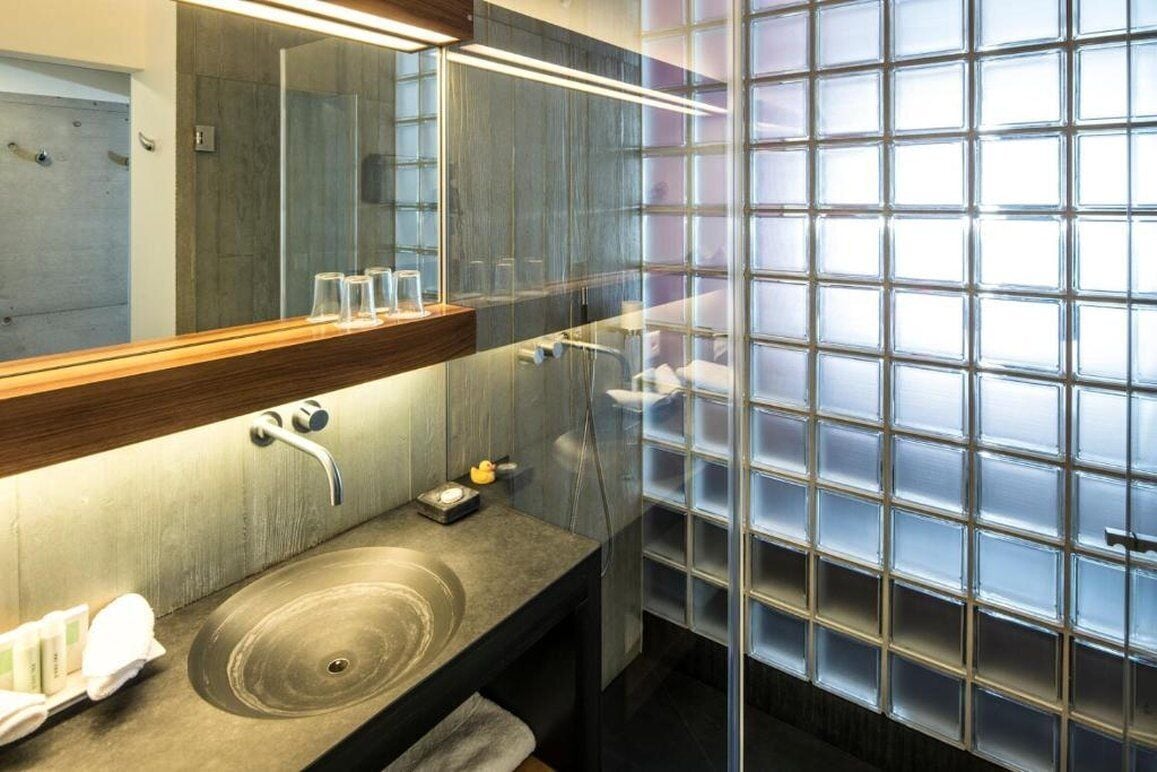 junior suite, city view | bathroom | free toiletries, hair dryer, slippers, towels