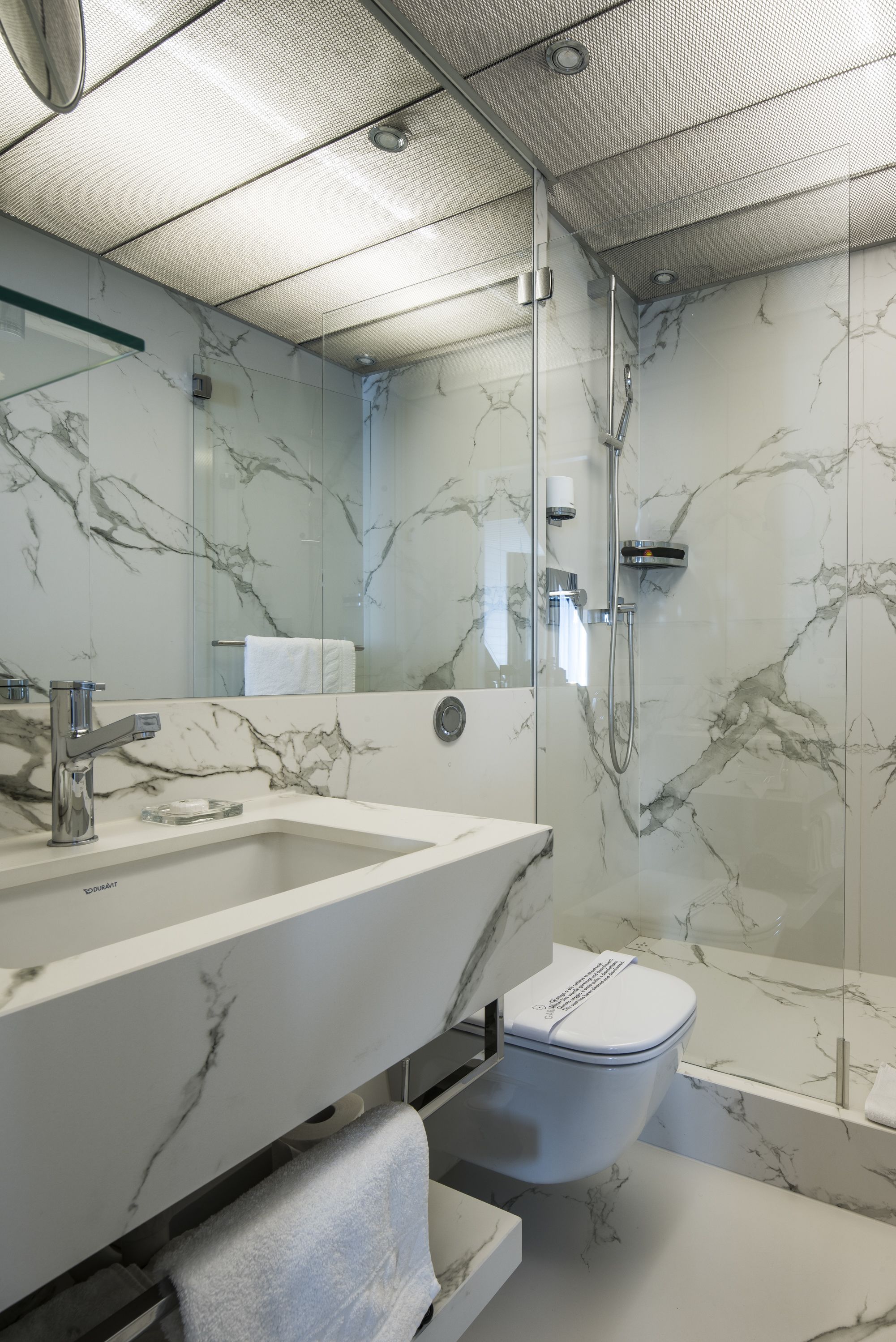 junior suite, city view | bathroom | free toiletries, hair dryer, slippers, towels