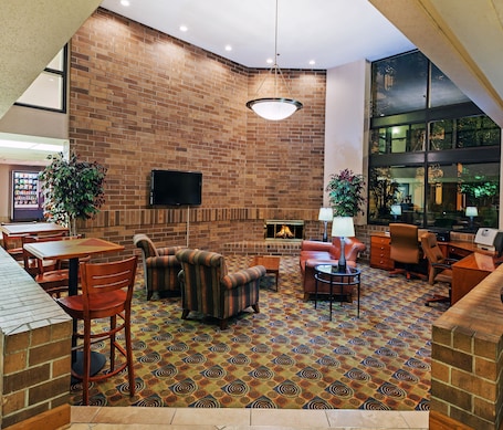 Zona de estar del vestíbulo. AmericInn by Wyndham Omaha