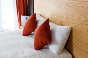 Desk, laptop workspace, free WiFi, bed sheets - Dragonfly Hotel Bury St Edmunds (Bury St Edmunds)