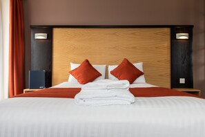 Desk, laptop workspace, free WiFi, bed sheets - Dragonfly Hotel Bury St Edmunds (Bury St Edmunds)