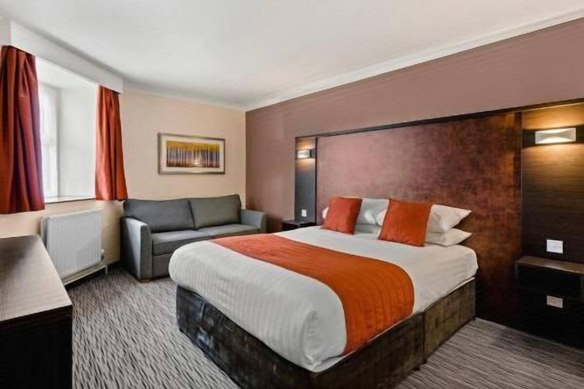 Desk, laptop workspace, free WiFi, bed sheets