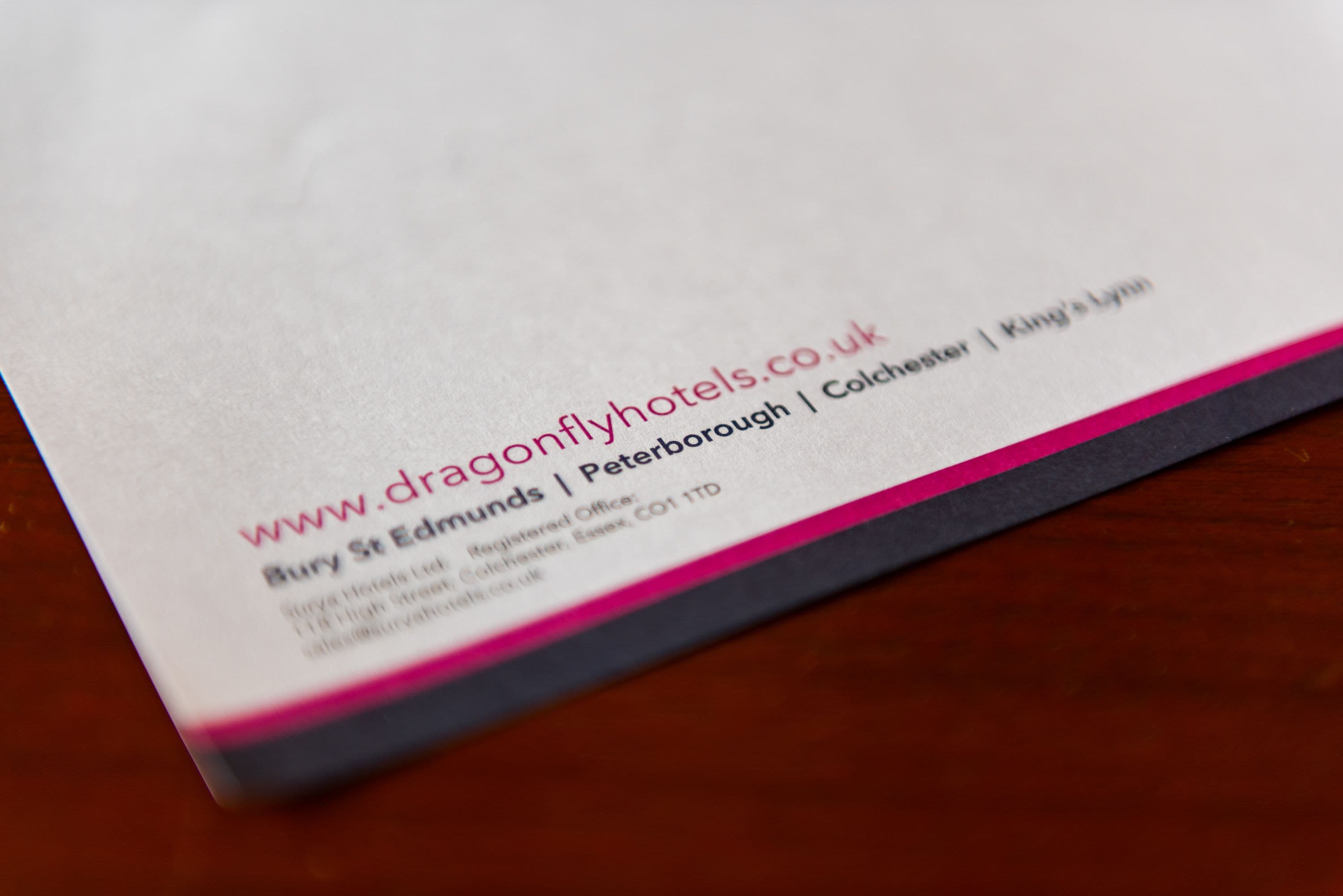 Eine Visitenkarte mit der Webseite www.dragonlyhotels.co.uk, die ausweist, dass sie von Dragonfly Hotels stammt.