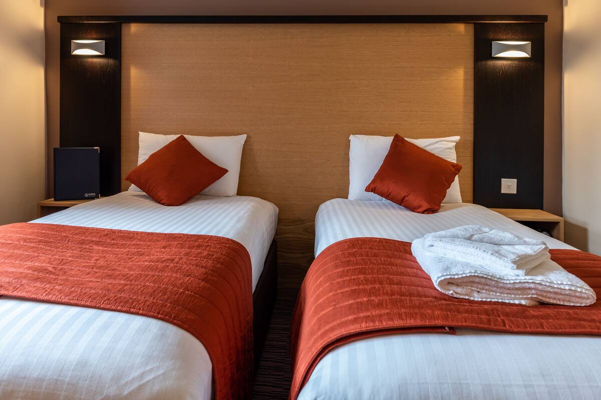 Standard Twin Room | Desk, laptop workspace, free WiFi, bed sheets