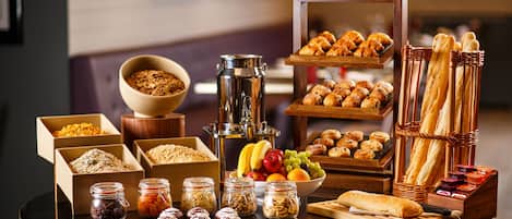 Petit déjeuner buffet (17.95 GBP par personne)