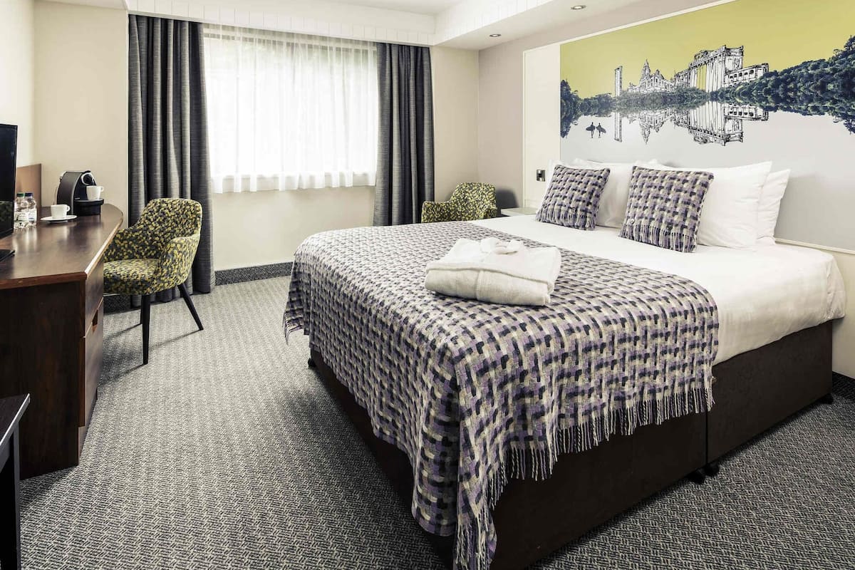 Caja de seguridad en la habitación y escritorio