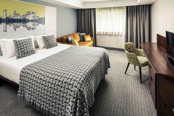 Peti besi dalam bilik, meja, seterika/papan seterika