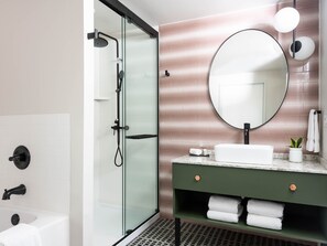 Regadera, amenidades de baño gratuitas, secadora de cabello, toallas 