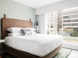Phòng Suite, 1 giường cỡ king | 1 phòng ngủ, bộ đồ giường cao cấp, bàn, màn/rèm cản sáng 