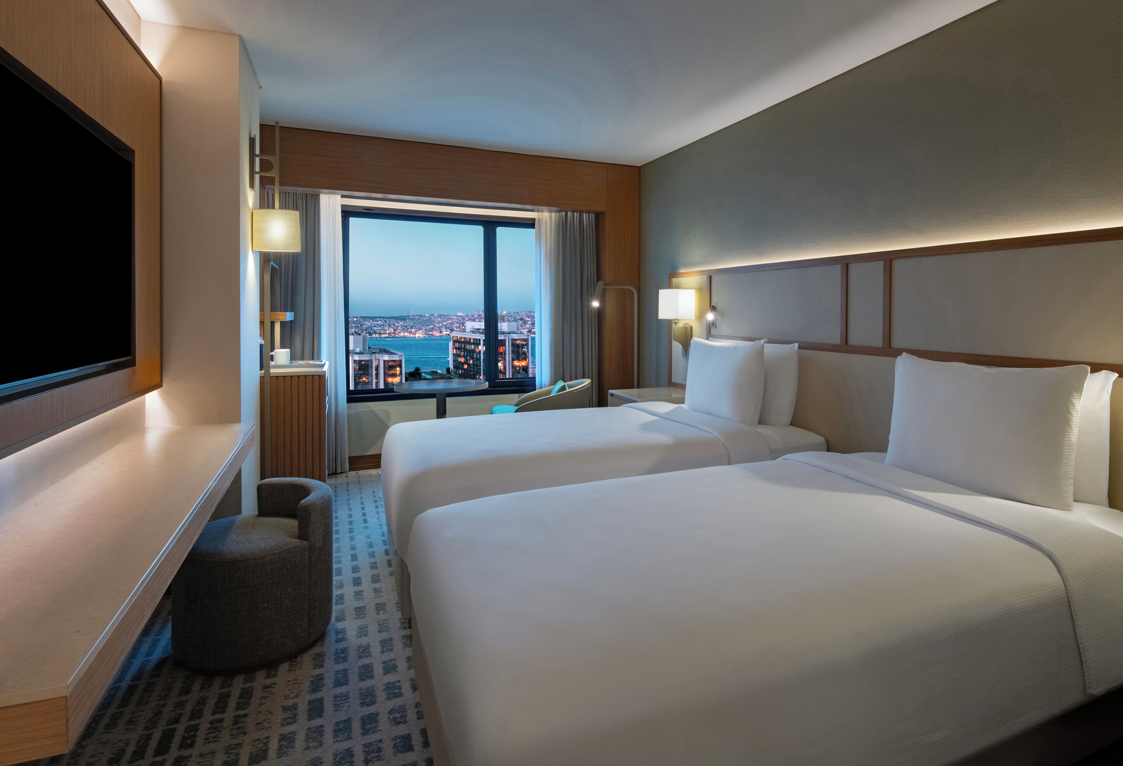 Phòng, 2 giường đơn (Guest, Bosphorus View) | Bộ đồ giường cao cấp, chăn bông, nệm Tempur-Pedic, minibar 