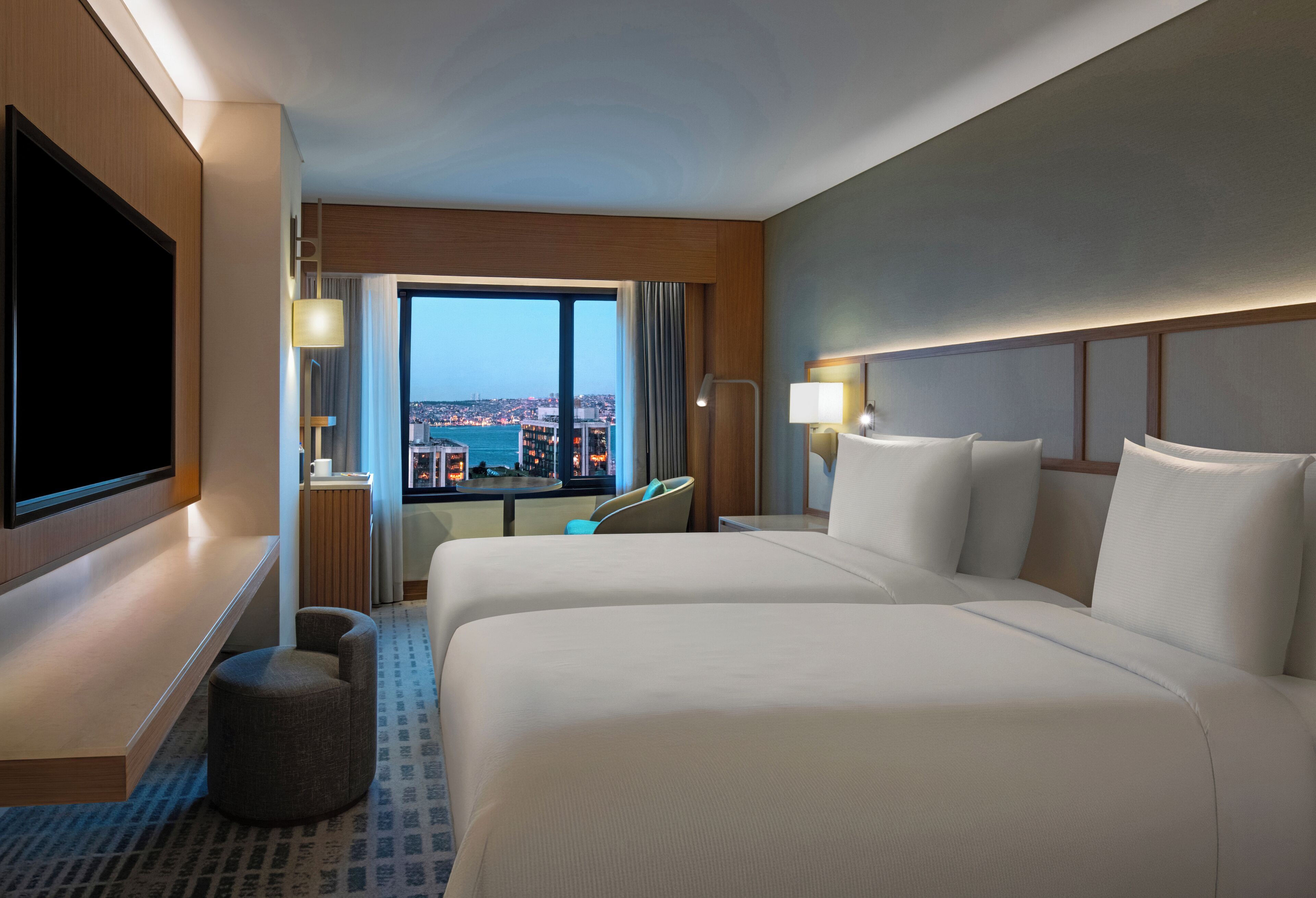 Quarto, 2 camas de solteiro (Guest, Bosphorus View) | Frigobar, cofres nos quartos, escrivaninha