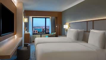 Quarto, 2 camas de solteiro (Guest, Bosphorus View) | Frigobar, cofres nos quartos, escrivaninha
