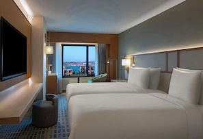 Phòng, 2 giường đơn (Guest, Bosphorus View) | Bộ đồ giường cao cấp, chăn bông, nệm Tempur-Pedic, minibar 