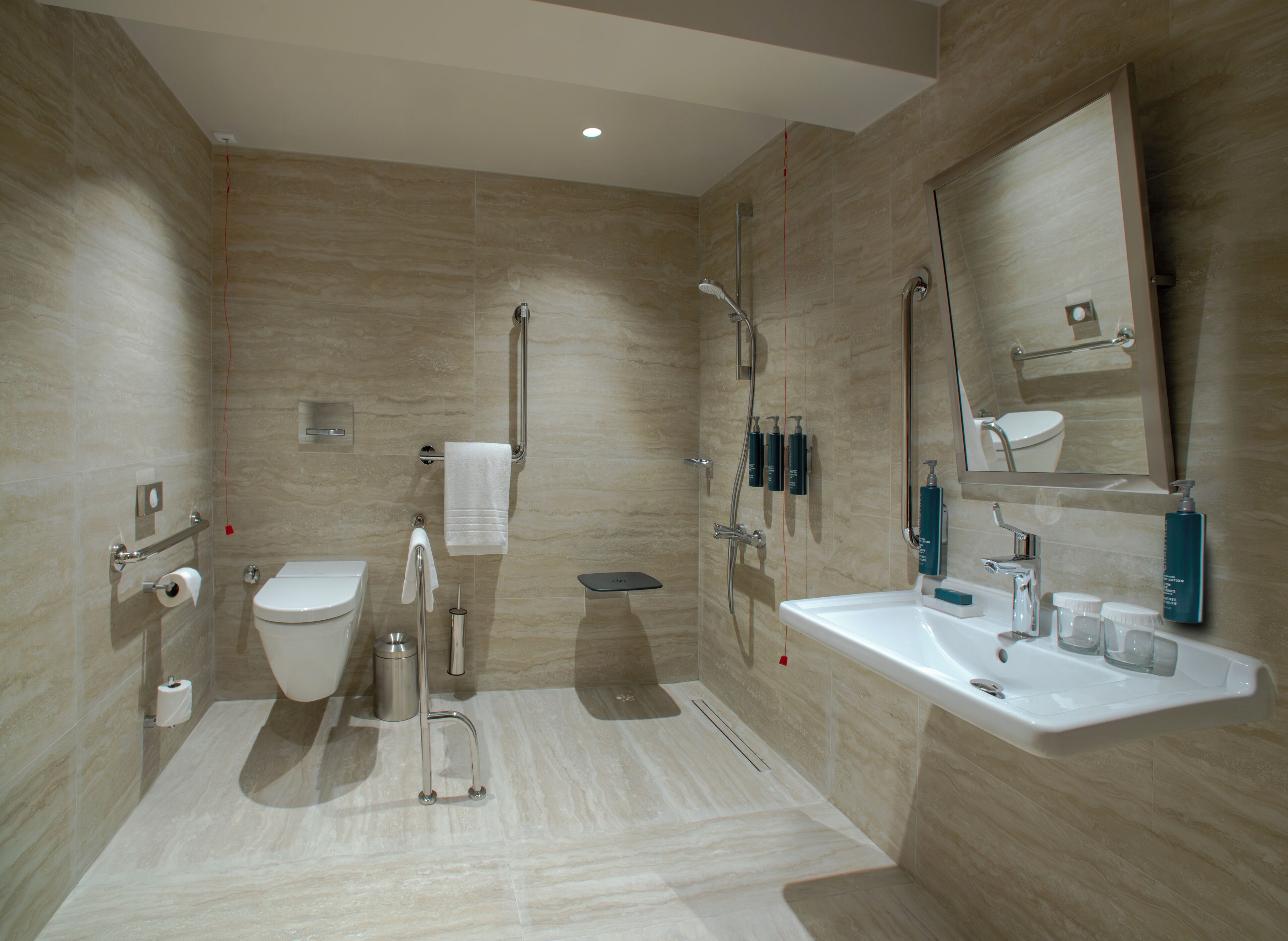 Un baño moderno con inodoro, bidé, ducha y lavamanos.